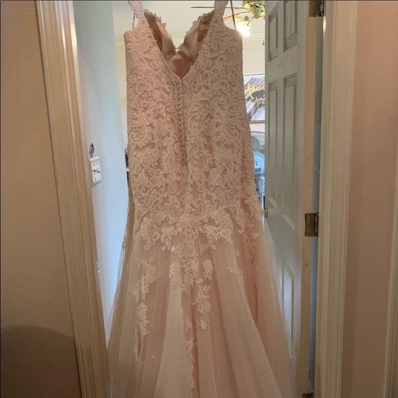 Off the shoulder ivory wedding dress! Size 20 never been worn or Alter’d. - Picture 3 of 6